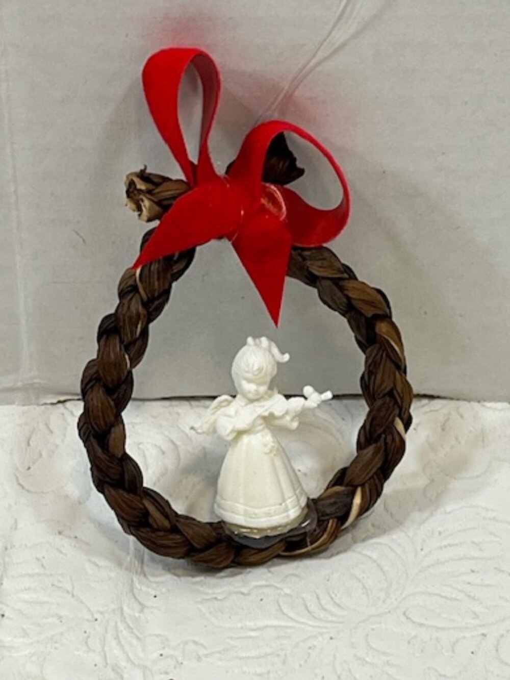 VTG Braided Rope Wreath Angel Playing Violin Bird Red Bow Christmas Ornament3.5"